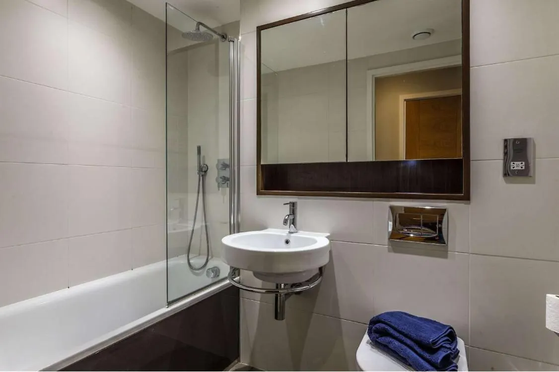 Private Room Available In Spacious High Rise Apartment With Park & City View دبلن منزل للإقامة